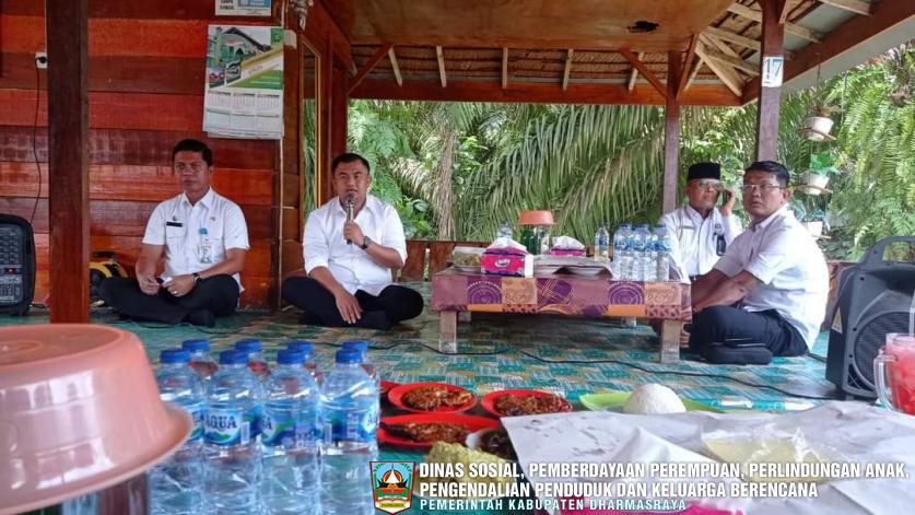 Bupati Dharmasraya Audiensi bersama Dinas Sosial P3APPKB dalam menyambut kedatangan Menteri Sosial ke Kabupaten Dharmasraya.